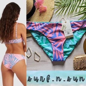 Billabong • Mystic Beach Tropical Reversible Lowrider Bikini Bottoms